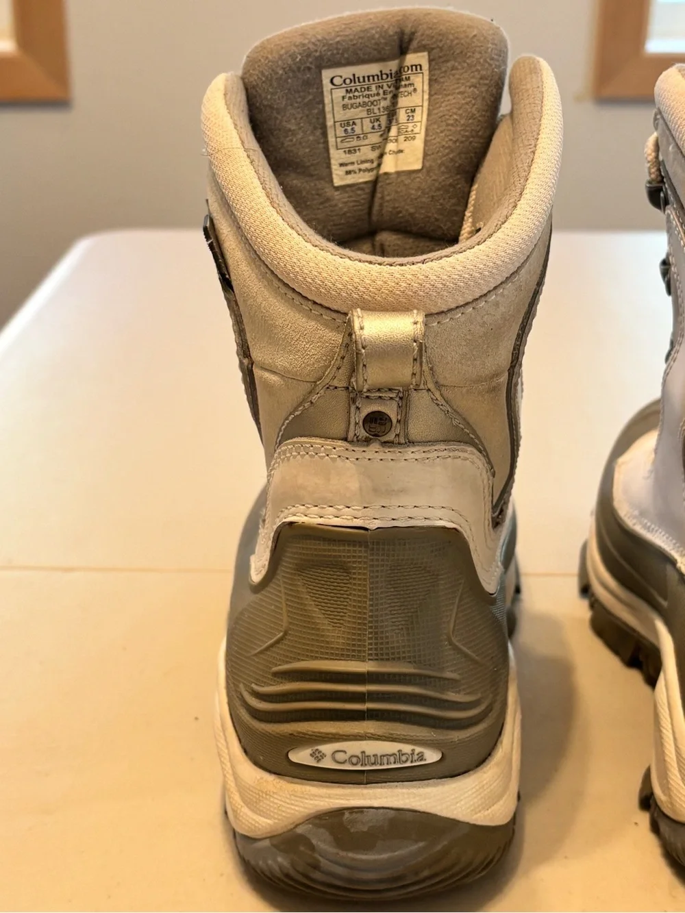 Columbia Winter Boots in Light Gray and White 6.5
